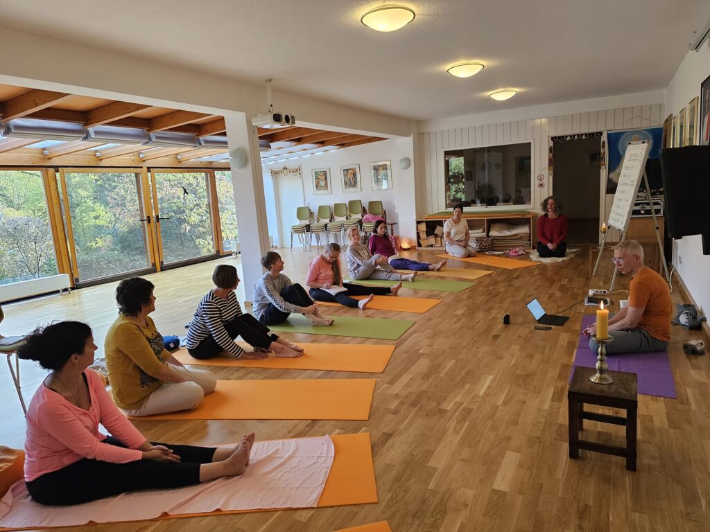 Teilnehmer beim SOM-Programm Gruppen-Workshop mit Trainer